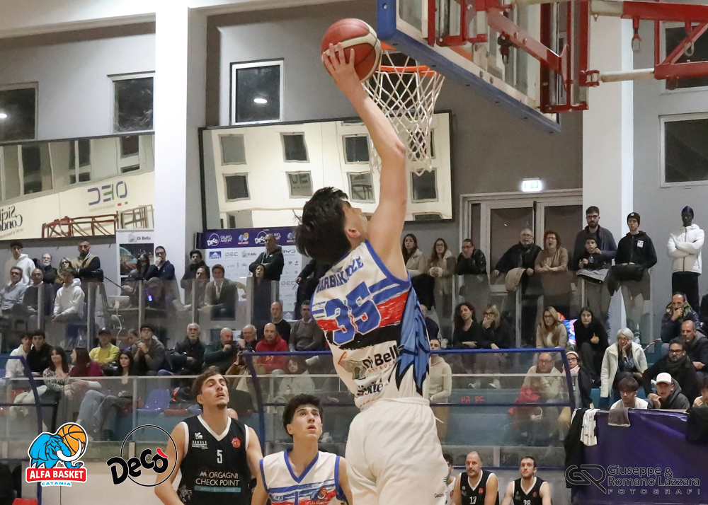 una schiacciata vincente di un cestita della deco alfa catania