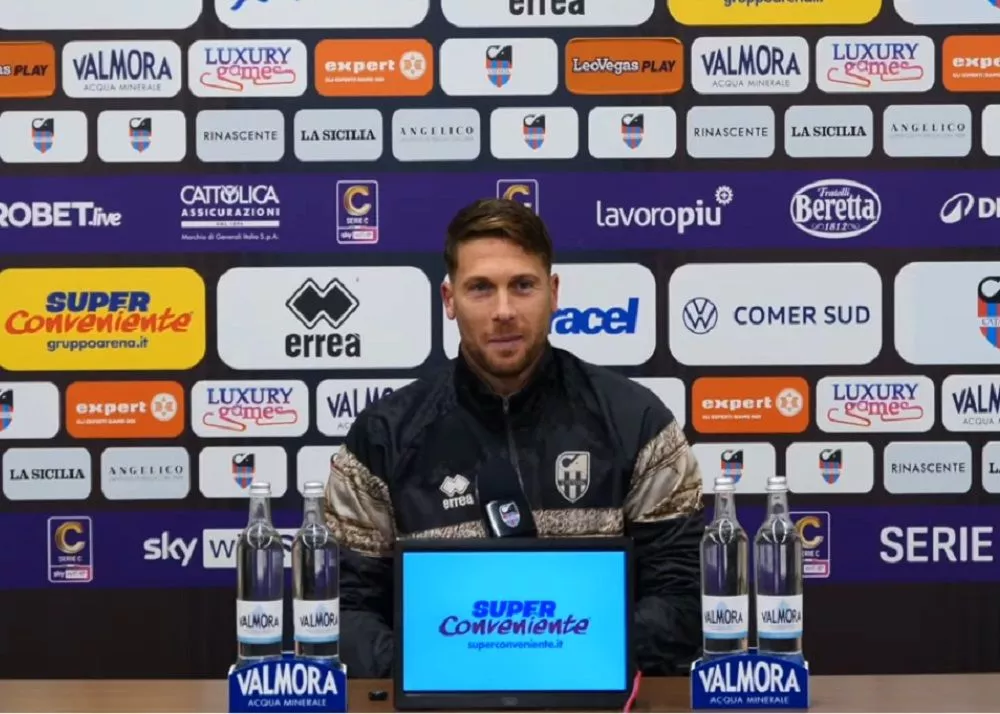 l'attaccante del catania salvatore caturano in sala stampa