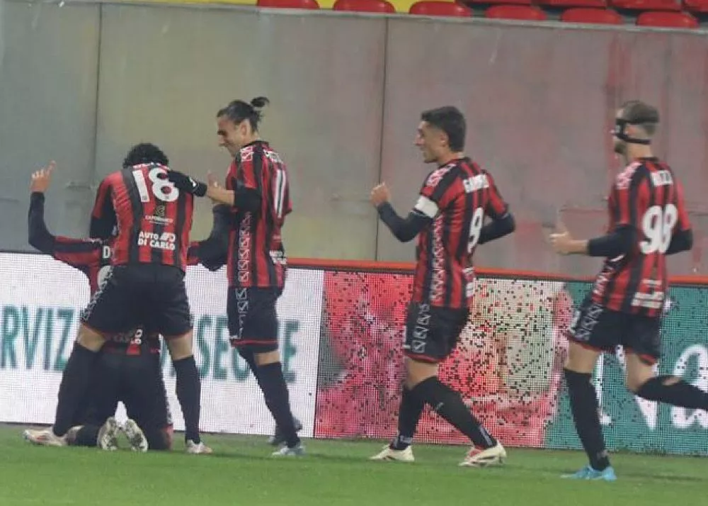 l'esultanza dei giocatori del foggia dopo il gol nel recupero contro il cosenza