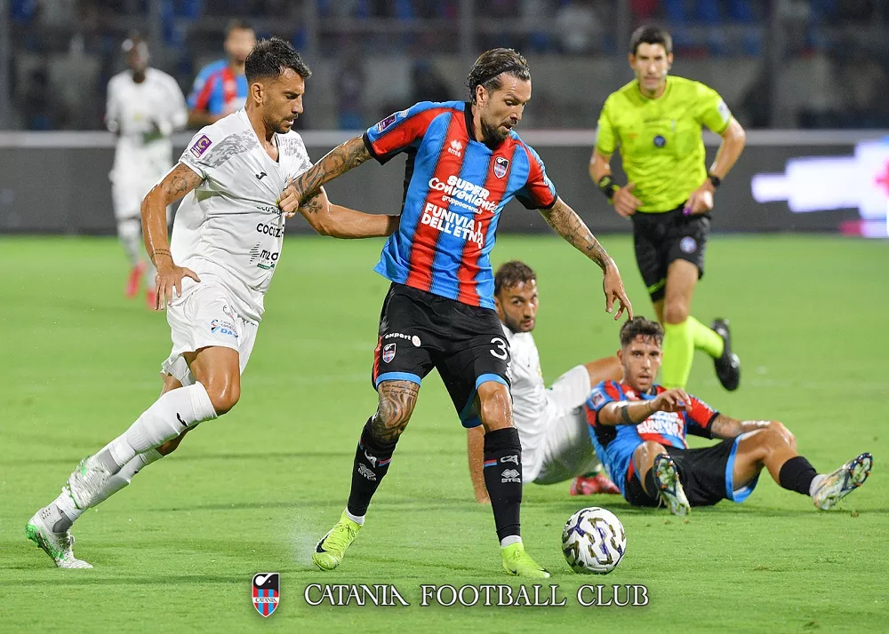 una fase di gioco di Catania-Monopoli 4-0 con forte che tiene palla