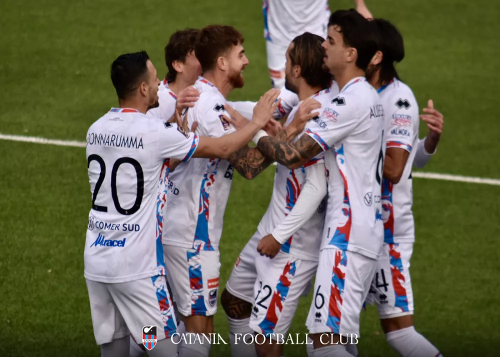 l'abbraccio dei giorcatori del catania dopo il gol