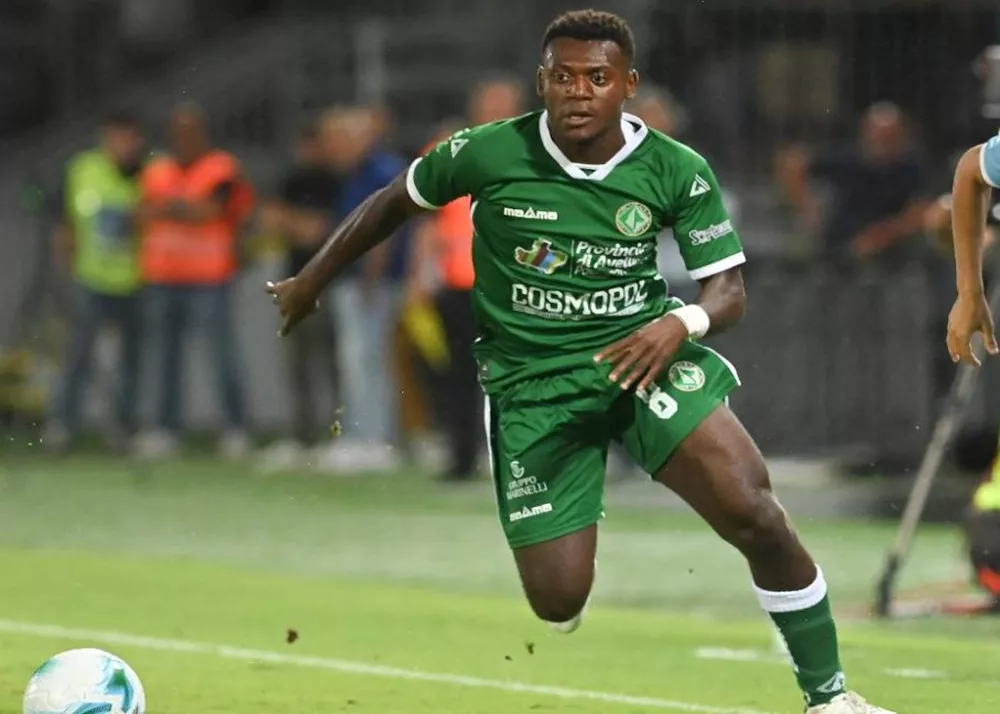 emmanuel gyabuaa con la maglia dell'avellino in amichevole
