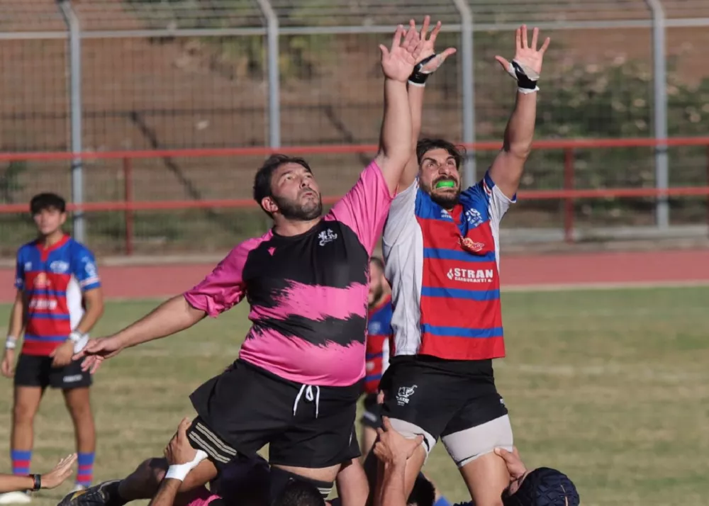 una fase di gioco del derby di serie B di rugby tra Messina e Catania