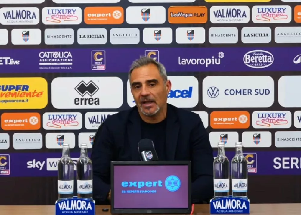 il tecnico del catania mimmo toscano in sala conferenza