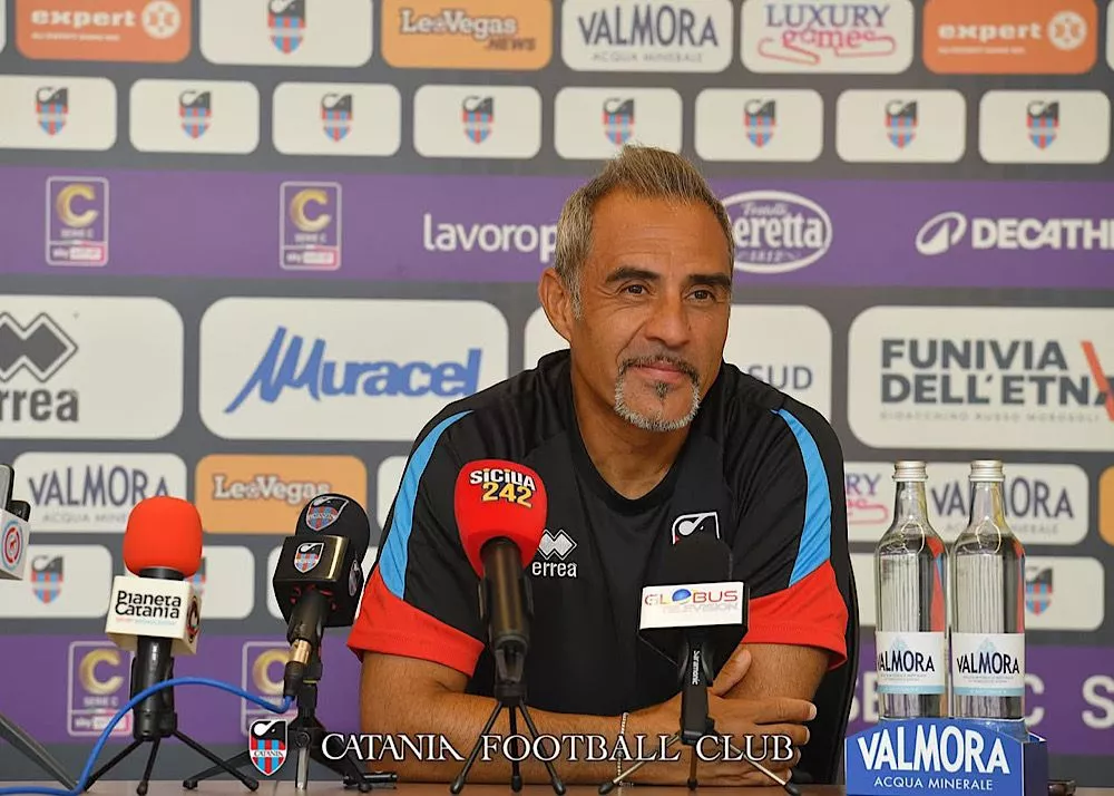 il tecnico del catania mimmo toscano in sala conferenza