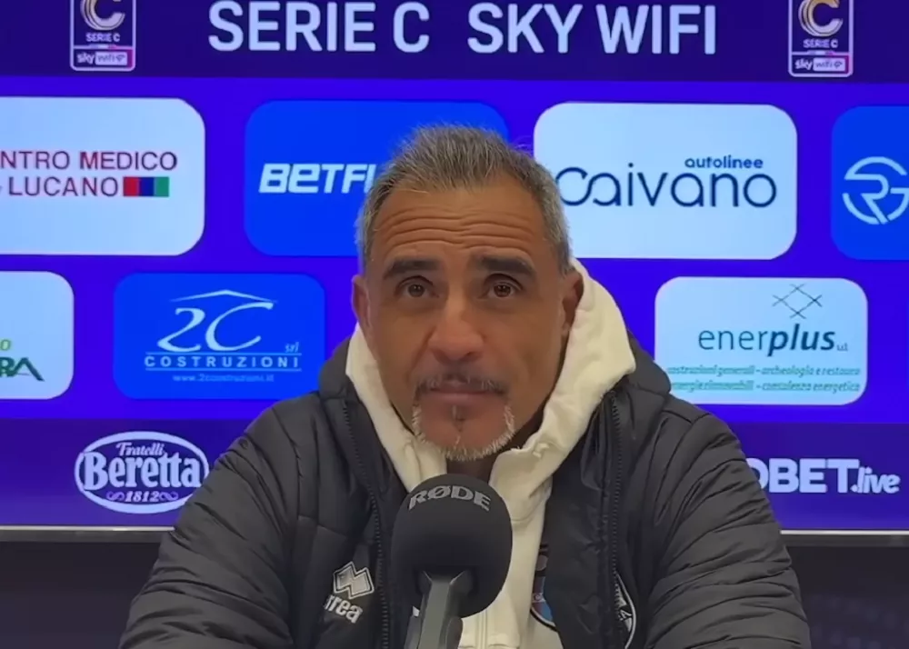 il tecnico del catania mimmo toscano in sala conferenza